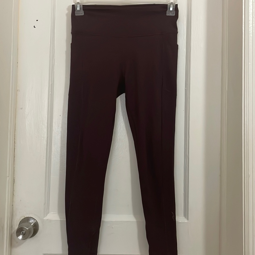 Victoria secret work out pants has two pockets for phones.